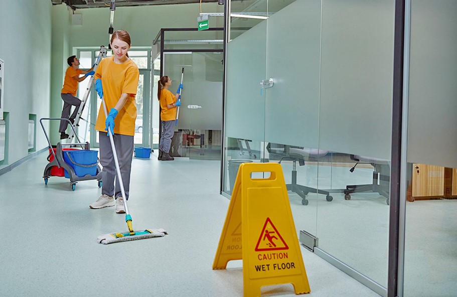 Agents nettoyant des bureaux