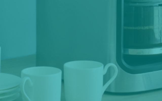 Proposez à vos visiteurs tout l'équipement idéal pour une réception réussie avec bouilloire, machine à café et minibar. Proposez à vos visiteurs tout l'équipement idéal pour une réception réussie avec bouilloire, machine à café et minibar.