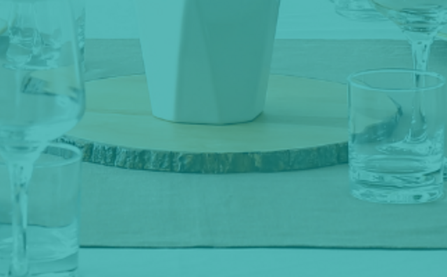 Découvrez notre sélection de têtes à têtes et chemins de table pour une présentation raffinée de votre table Découvrez notre sélection de têtes à têtes et chemins de table pour une présentation raffinée de votre table