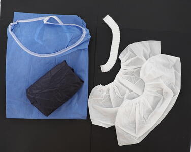 KIT OPÉRÉ PATIENT CHEMISE D’OPÉRÉ, CHARLOTTE, PAIRE DE SURCHAUSSURES, SLIP