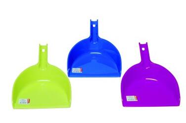 PELLE A POUSSIERE PLASTIQUE COULEUR MIXE