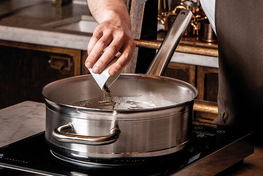 TRADITION INOX SAUTEUSE 28 CM AVEC ANSE FACE À LA QUEUE - 2