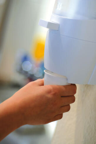 DISTRIBUTEUR MURAL POUR GOBELETS Ø 70 MM H 400 MM EN POLYSTYRÈNE INJECTÉ, AVEC BOUTON POUSSOIR - 2