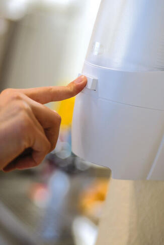 DISTRIBUTEUR MURAL POUR GOBELETS Ø 70 MM H 400 MM EN POLYSTYRÈNE INJECTÉ, AVEC BOUTON POUSSOIR - 3