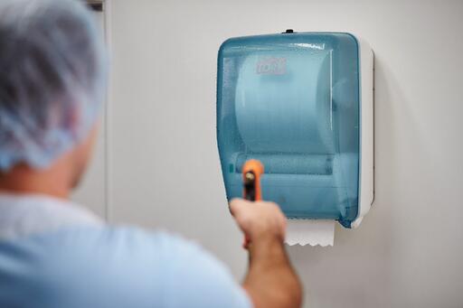 DISTRIBUTEUR D’ESSUIE-MAINS ROULEAUX TORK MATIC® W6 BLANC & BLEU - 5